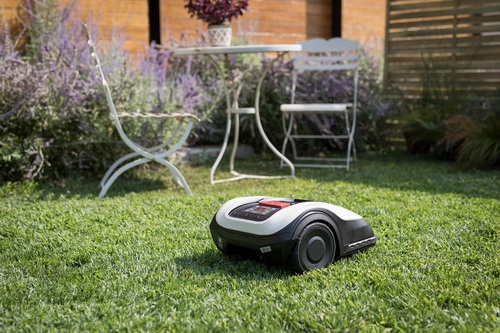 Automatyczna kosiarka z aplikacją na smartfon - pozwoli zaoszczędzić czas, który spędzilibyśmy na koszeniu trawnika